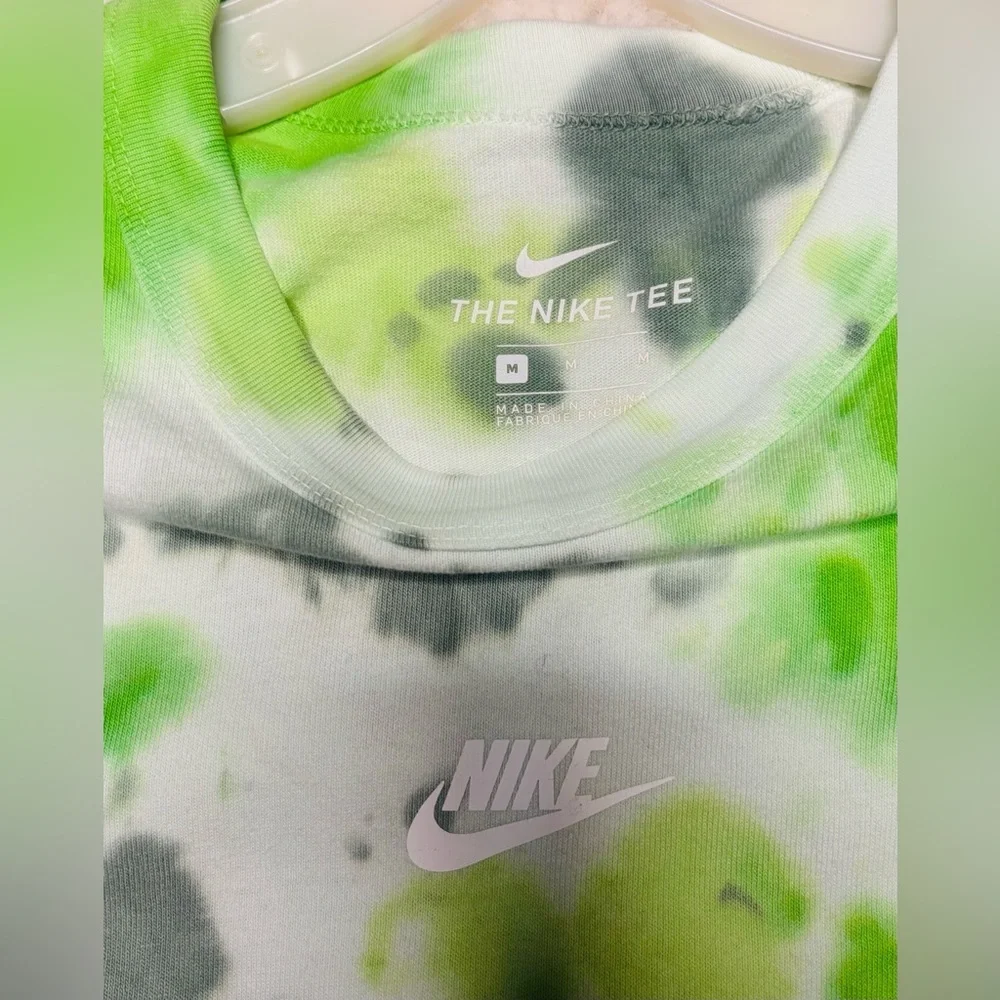 NIKE SPORTSWEAR PREMIUM ESSENTIALS OVERSIZED MEAN GREEN TIE DYE TEE SIZE: MEDIUM